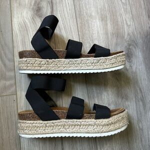 Women’s Steve Madden black platform sandals size 7-7.5